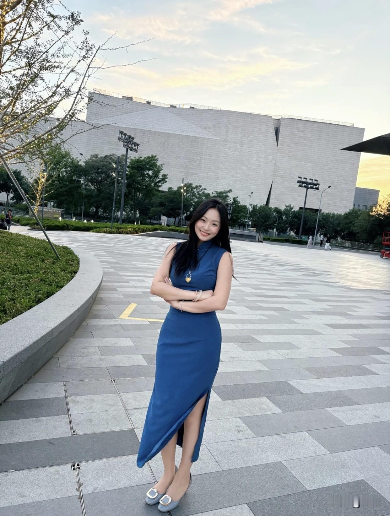 东方女性穿旗袍为什么这么美旗袍能传承东方文化，文化底蕴让穿着者更有魅力。
