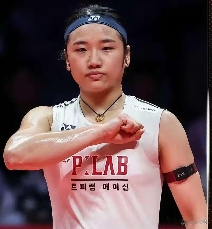 差距不是一般的大。这话说轻了。我盯着王祉怡那场球，不是看技术，是看脸。看她的