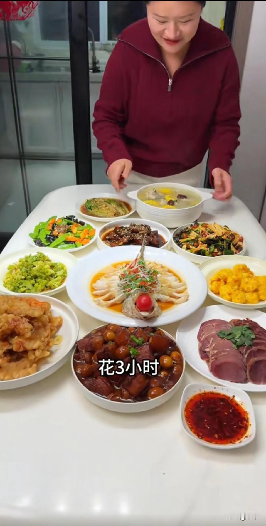 过年最喜欢吃的就是红烧肉，还有就是芥末虾球，拌凉菜加清炒扁豆，青椒大鱼，