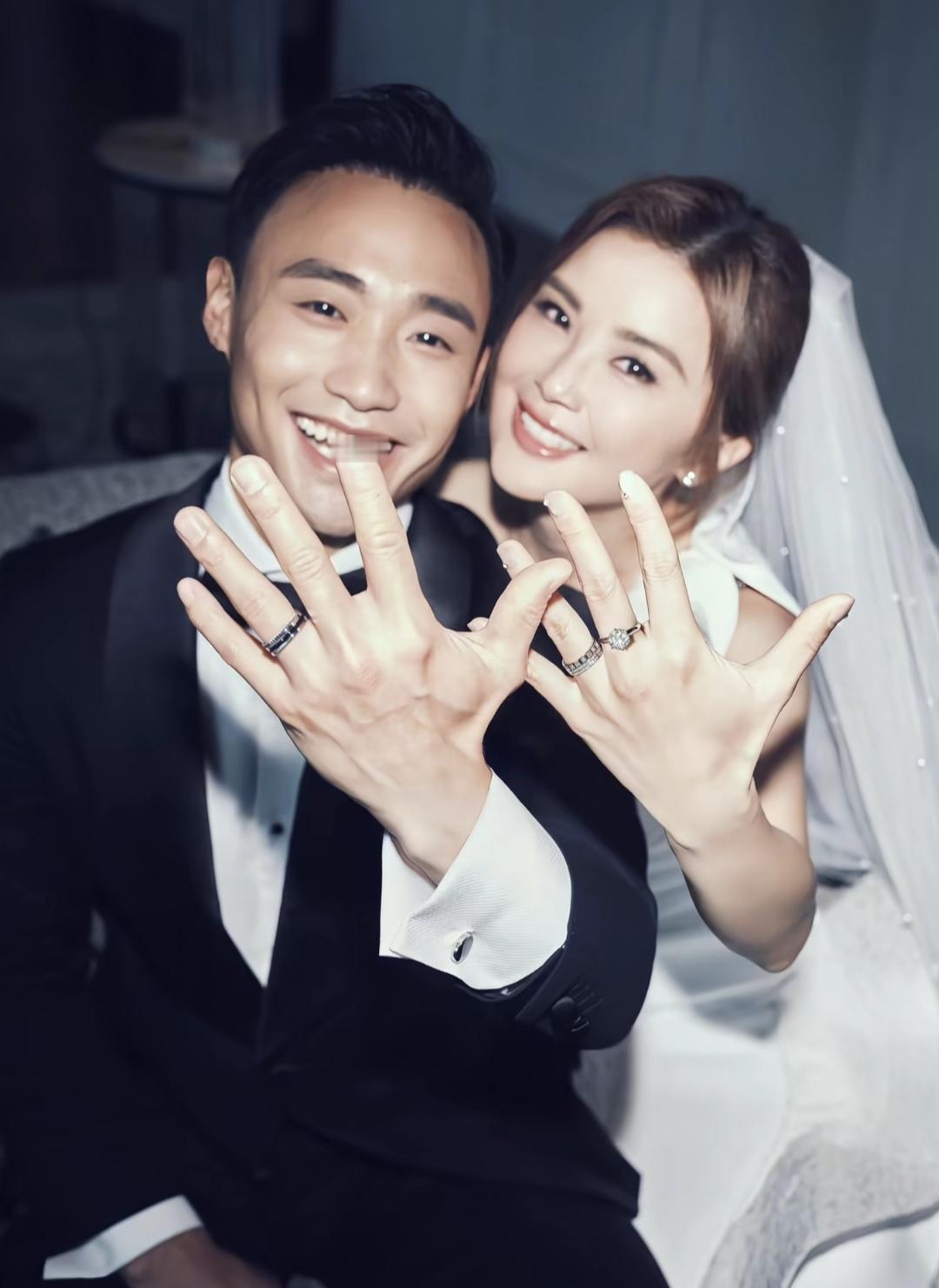 阿Sa终于嫁人了，就在刚刚，蔡卓妍晒婚纱照，还配文说，恭喜我嫁你，恭喜