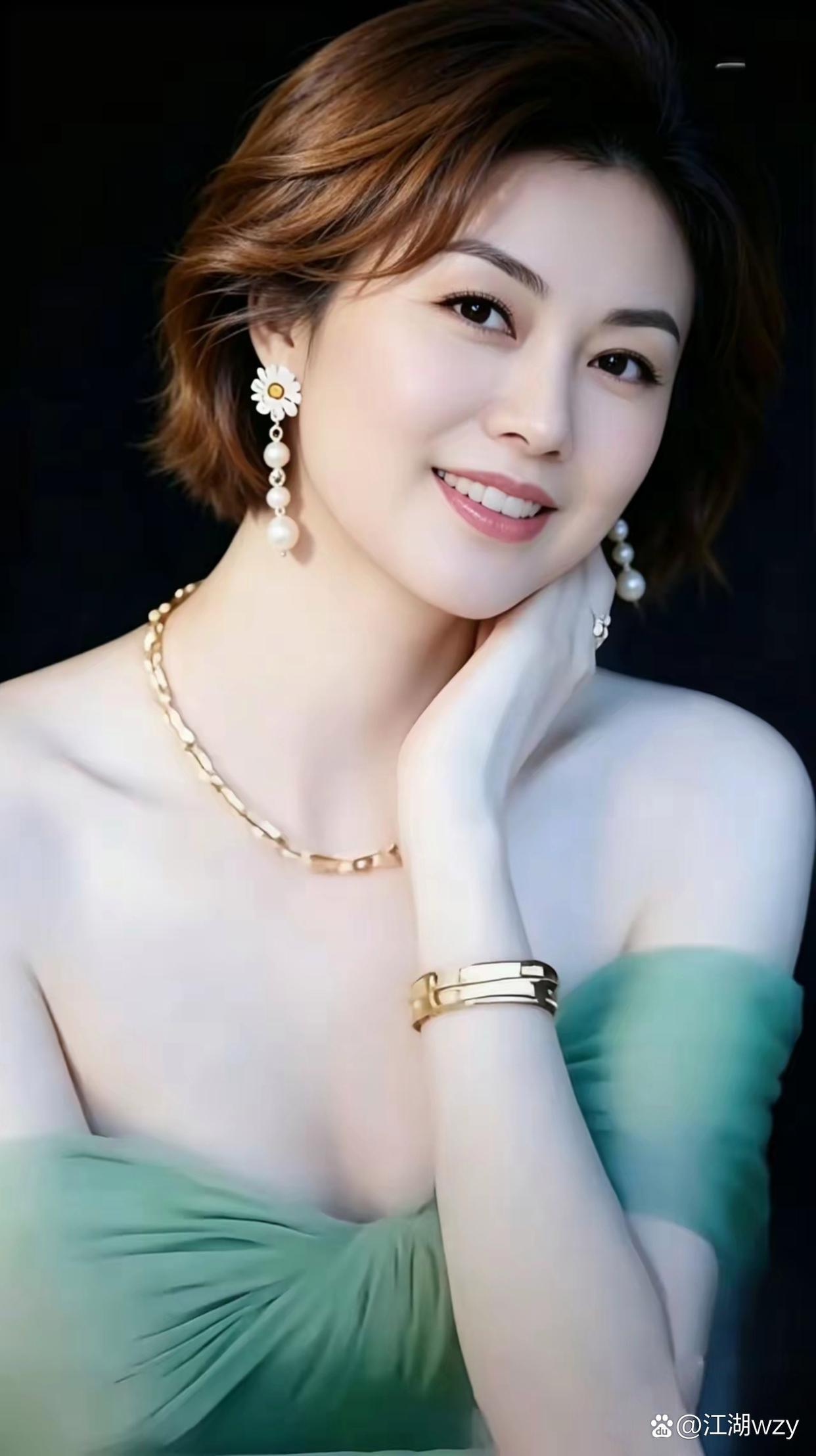 短发如风，洁白如莲，笑靥如花，温馨可人，珍珠耳坠轻摇，优雅与温柔在指尖流转。一