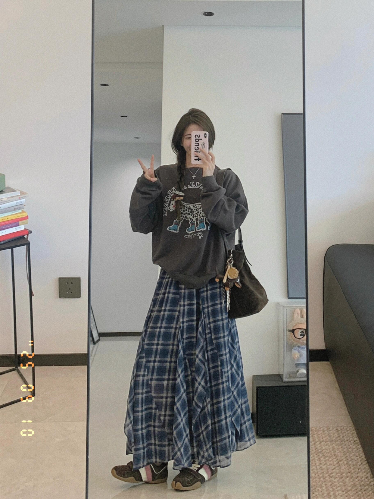 今年秋天就这么穿吧，宽松卫衣十格子裙，文艺又减龄！宽松的套头卫衣在秋天很受欢迎，这里挑选了一件卡通图