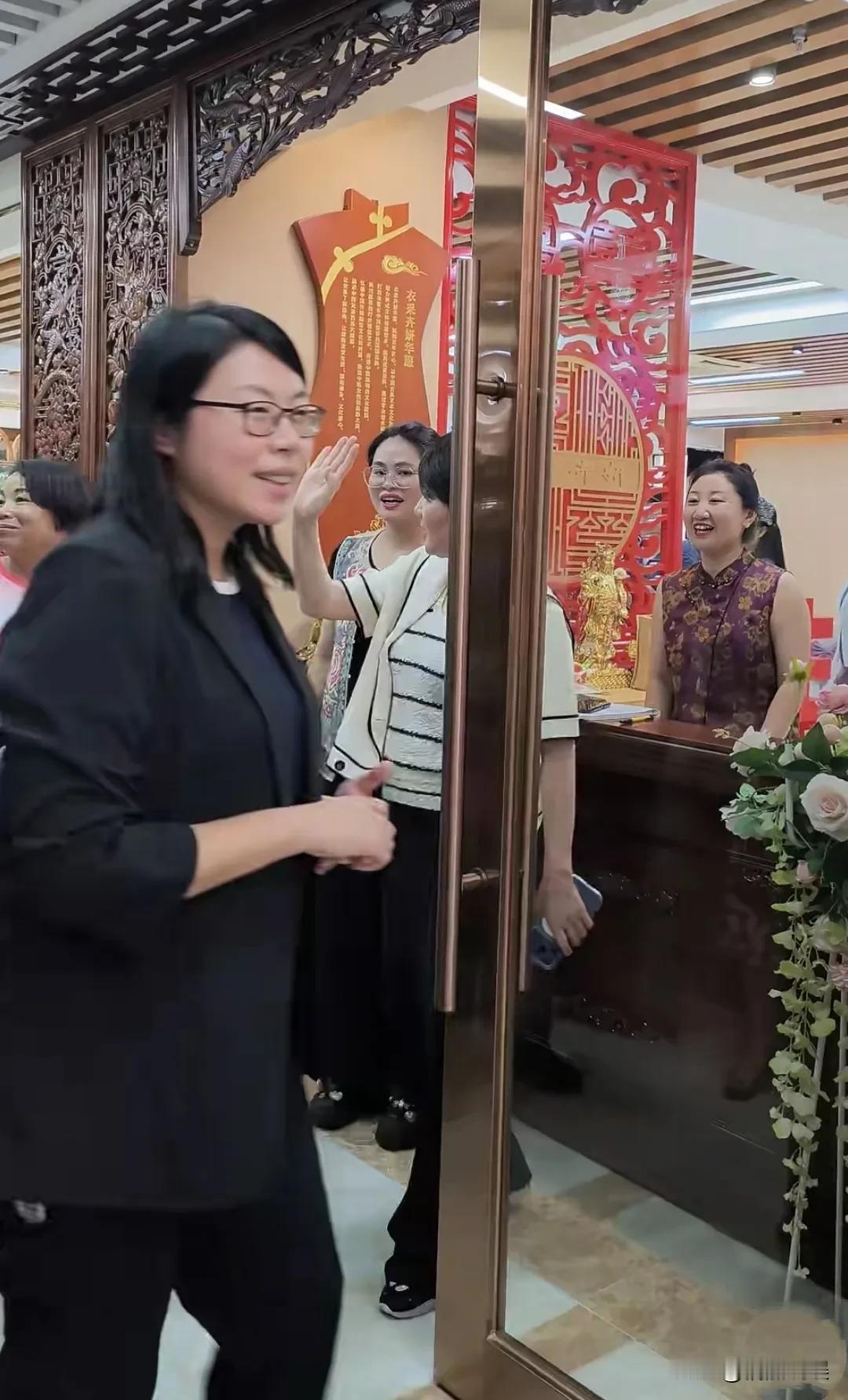 赌王四太梁安琪，现身广州一间旗袍店买衣服，生图真的好年轻，一身富贵相又有气质。