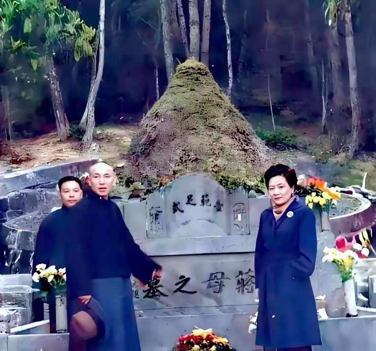 1949年溪口最后一次祭祖！蒋介石与宋美龄在蒋母墓前留影，转身便是再也回不去的故
