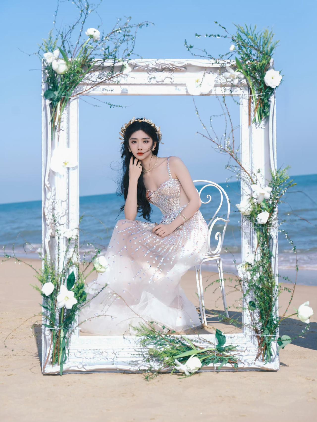 王影璐星光大赏造型，一袭珠光贝母裙像希腊女神一样。月桂花冠的质感和她的妆容适配