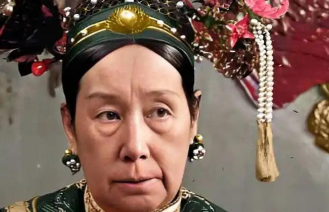 慈禧要给袁世凯的二儿子指婚，把叶赫那拉家的侄女嫁过去。表面上是赐恩，实际上是往袁