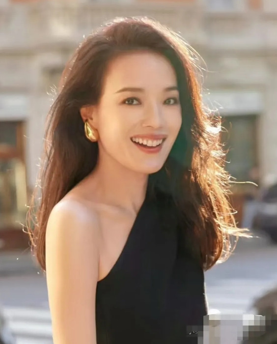 明明长得很一般，没有林心如好看，却被很多人喜欢，这是为啥？论外貌，她没有林心如的