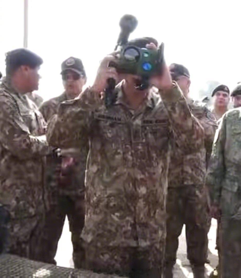 有意思！在最近与中国军方进行的“战士-XI”演习中，一名巴基斯坦陆军军官手持中国