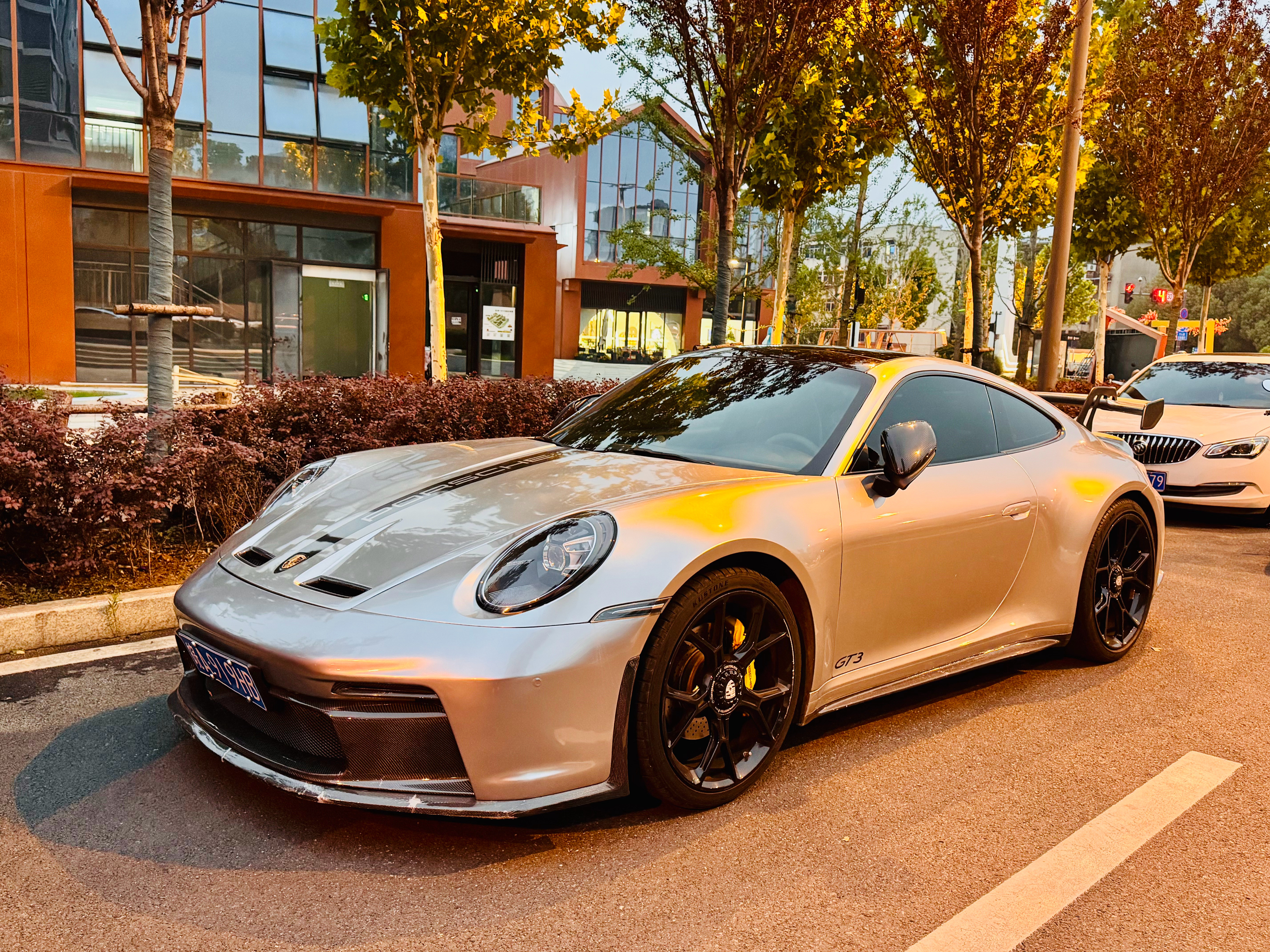 豪车超跑保时捷911GT3街拍！这个液态金属银色？真的太有质感了！
