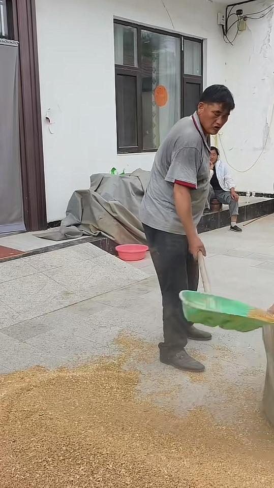 大衣哥干的热火朝天，累的短袖也湿了，拿的铁锹太大，干一会歇一会。大衣婶也不帮忙，