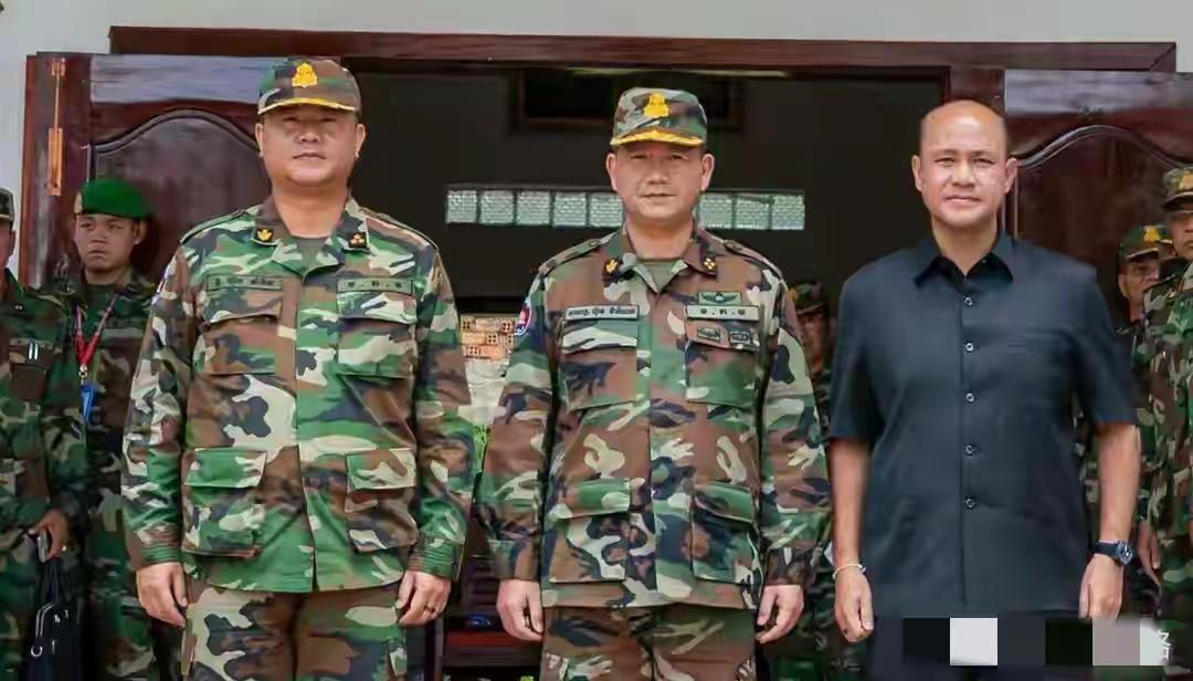 洪森一家那可真是相当“豪横”。他和老婆都是亲王，三个儿子在军政界手握重权。长子洪