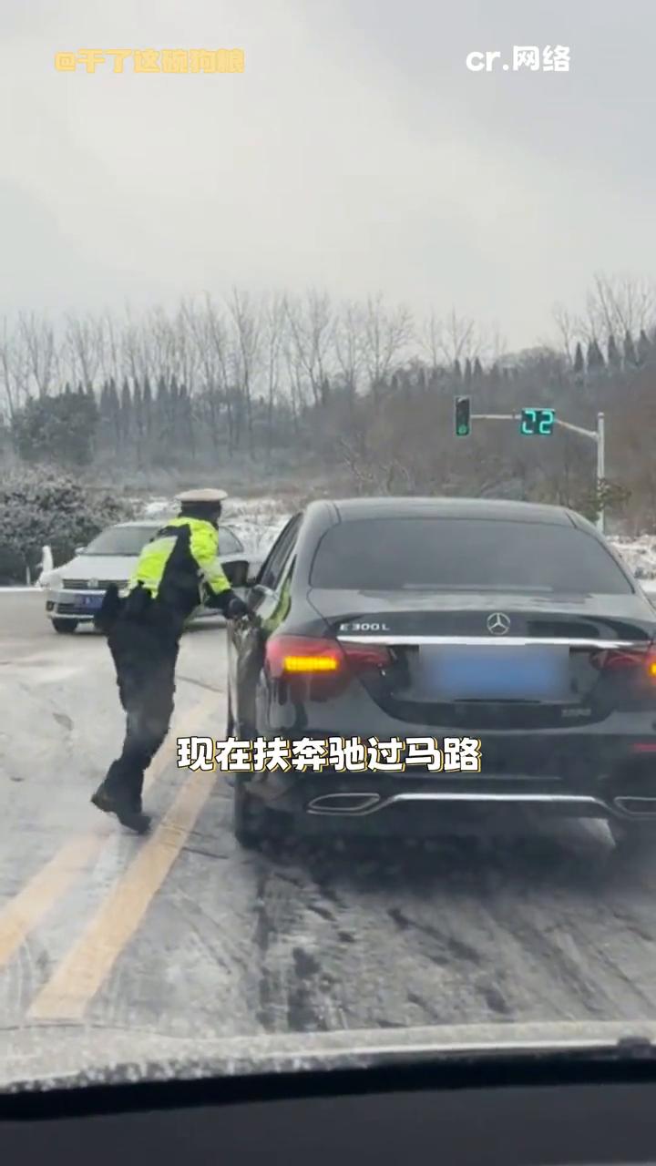 南京雪没下多大，脸倒是没少丢。因为不怎么下雪，没经验，一场雪下来直接全乱套了。路