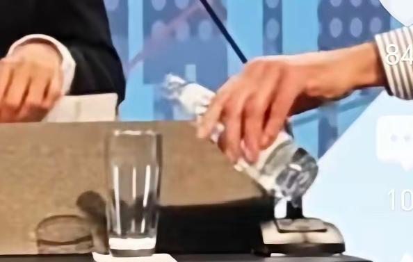德国魏德尔准备演讲时，工作人员倒矿泉水放在她面前，半瓶水细节引发关注德国选择