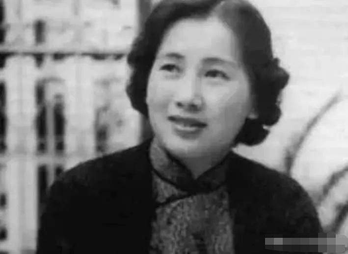 1912年，叶挺被迫娶了童养媳黄春，新婚夜，他被父亲警告：“给我好好圆房，给叶家