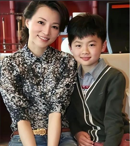 董卿和儿子的同框太养眼了！即使离开了央视成为普通人，气质还是那么好，这样腹有诗书