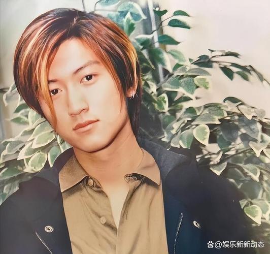 谢霆锋沈阳演唱会第2场结束后到沈阳一烧烤店吃烧烤，换了T恤变冷漠了，居然没和粉丝