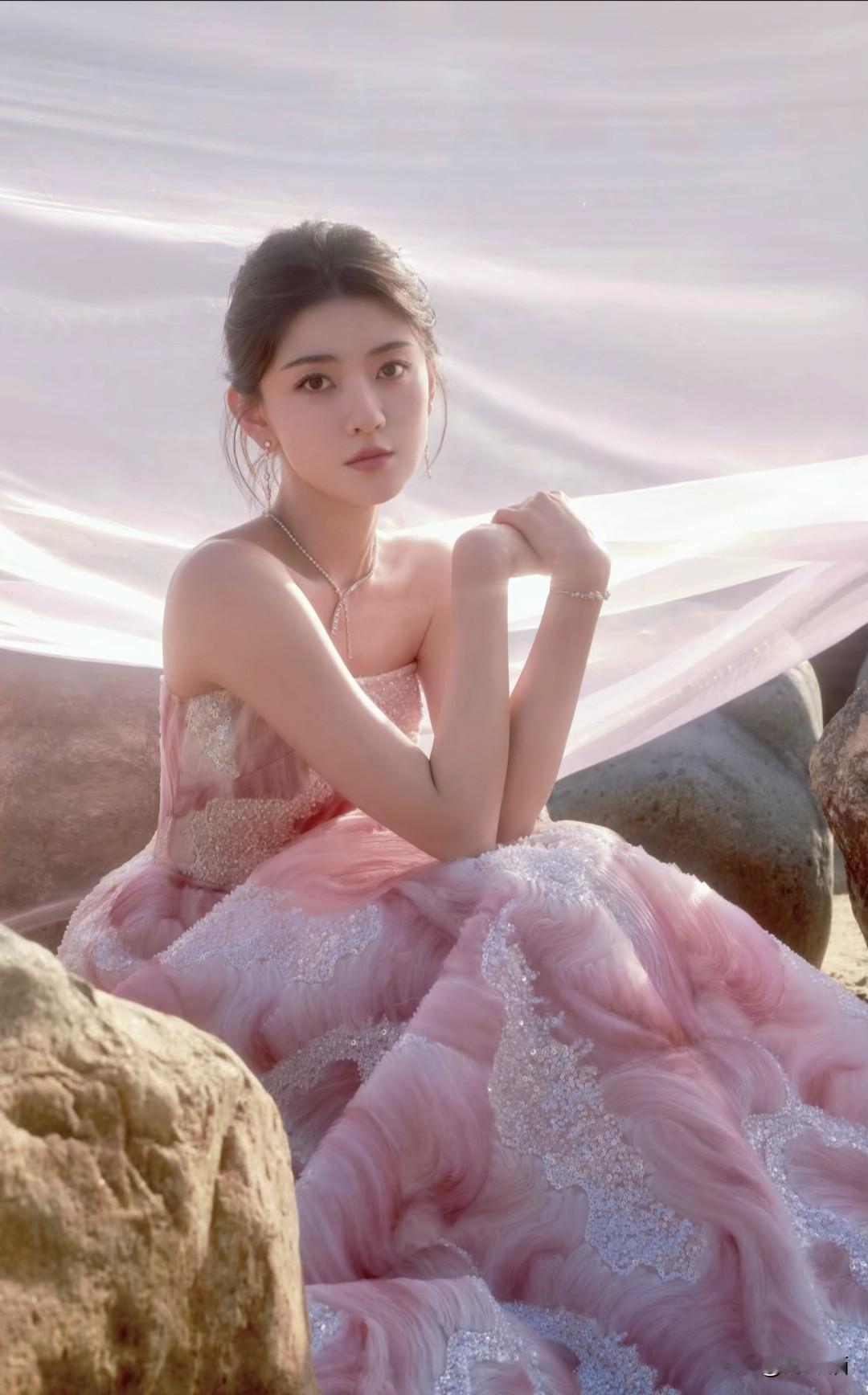 梁洁这组写真简直美出天际！她1994年6月16日出生于河北，毕业于中戏，是实力与