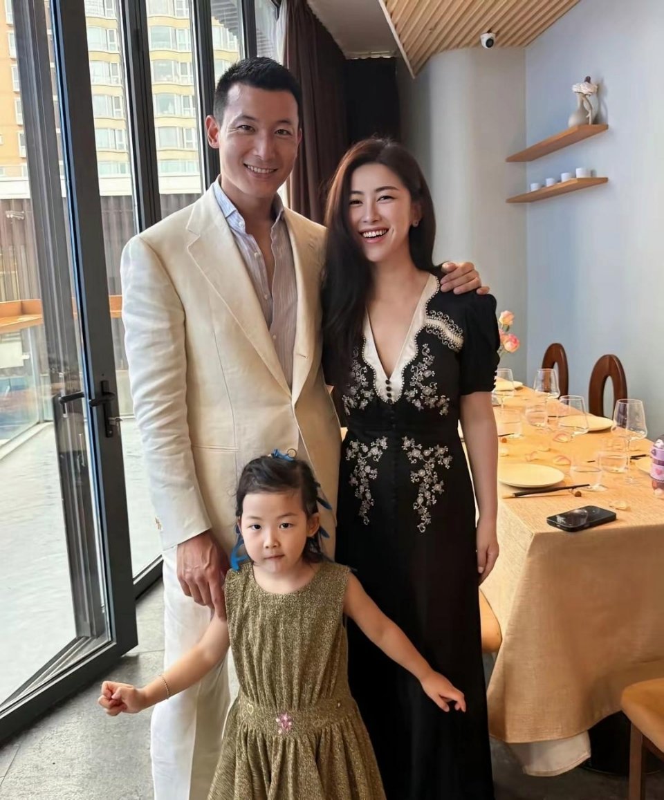 朱珠真的不馋霍建华，朱珠金屋藏美男子。朱珠的老公虽然不是圈里人，但是颜值绝对够用