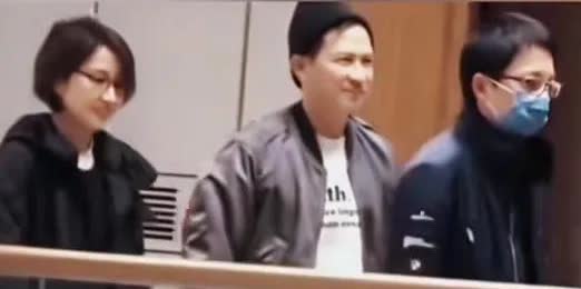 近日年近60的关咏荷与老公张家辉十指紧扣低调现身商场，结婚多年仍然恩爱有加，曾