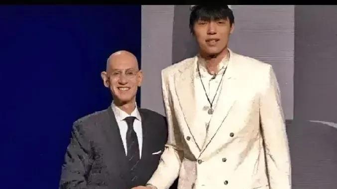 超出预期啊，恭喜杨瀚森，如此高的顺位，更没想到是开拓者。身穿白色西服，带着一脸