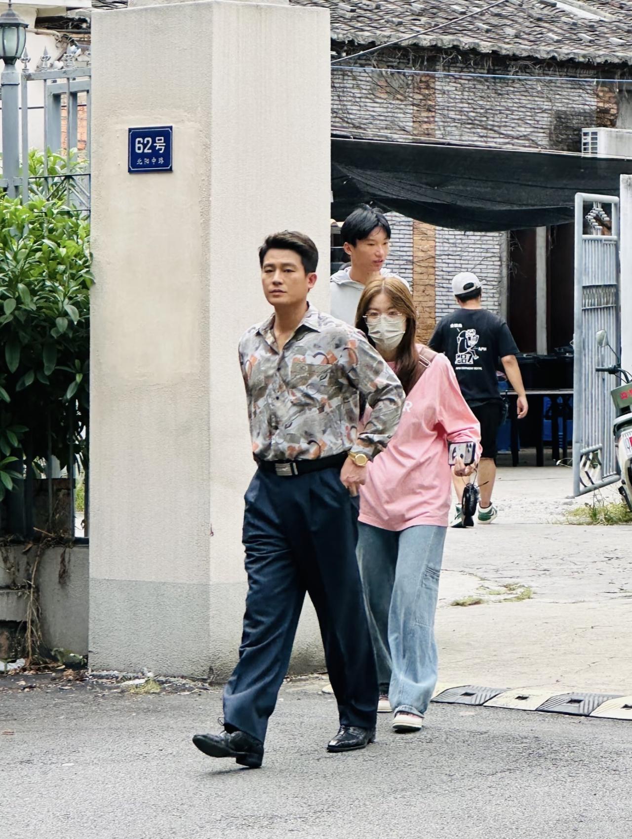 近日,有位网友在福州偶遇欧豪拍戏,小姐姐中午送妹妹上学,正好看到他出来。欧豪