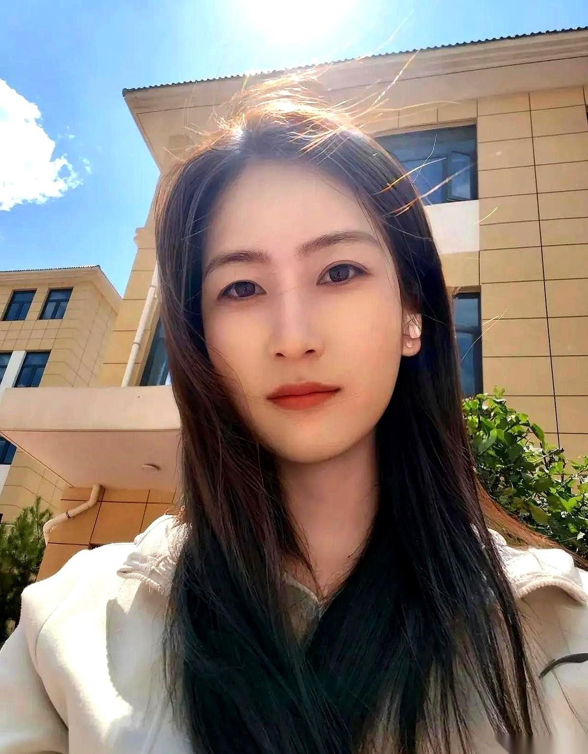 凌晨两点，27岁的复旦女硕士坐在马桶上，重重地按下抽水键。旁边卧室里，她那个月薪