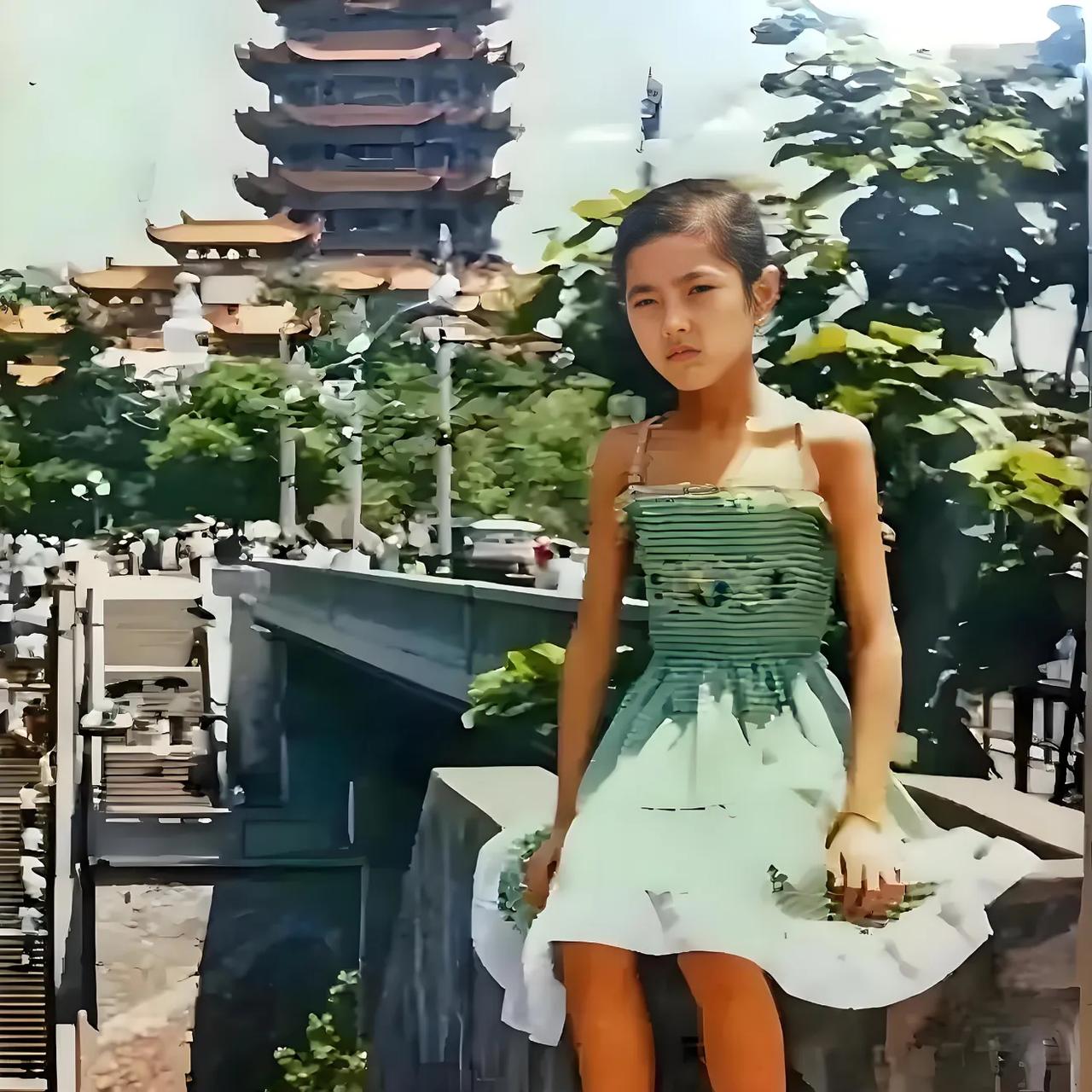 80年代，曾黎童年，一张珍贵的留影，她借电视剧《郎才女貌》一举成名，后凭《与凤行