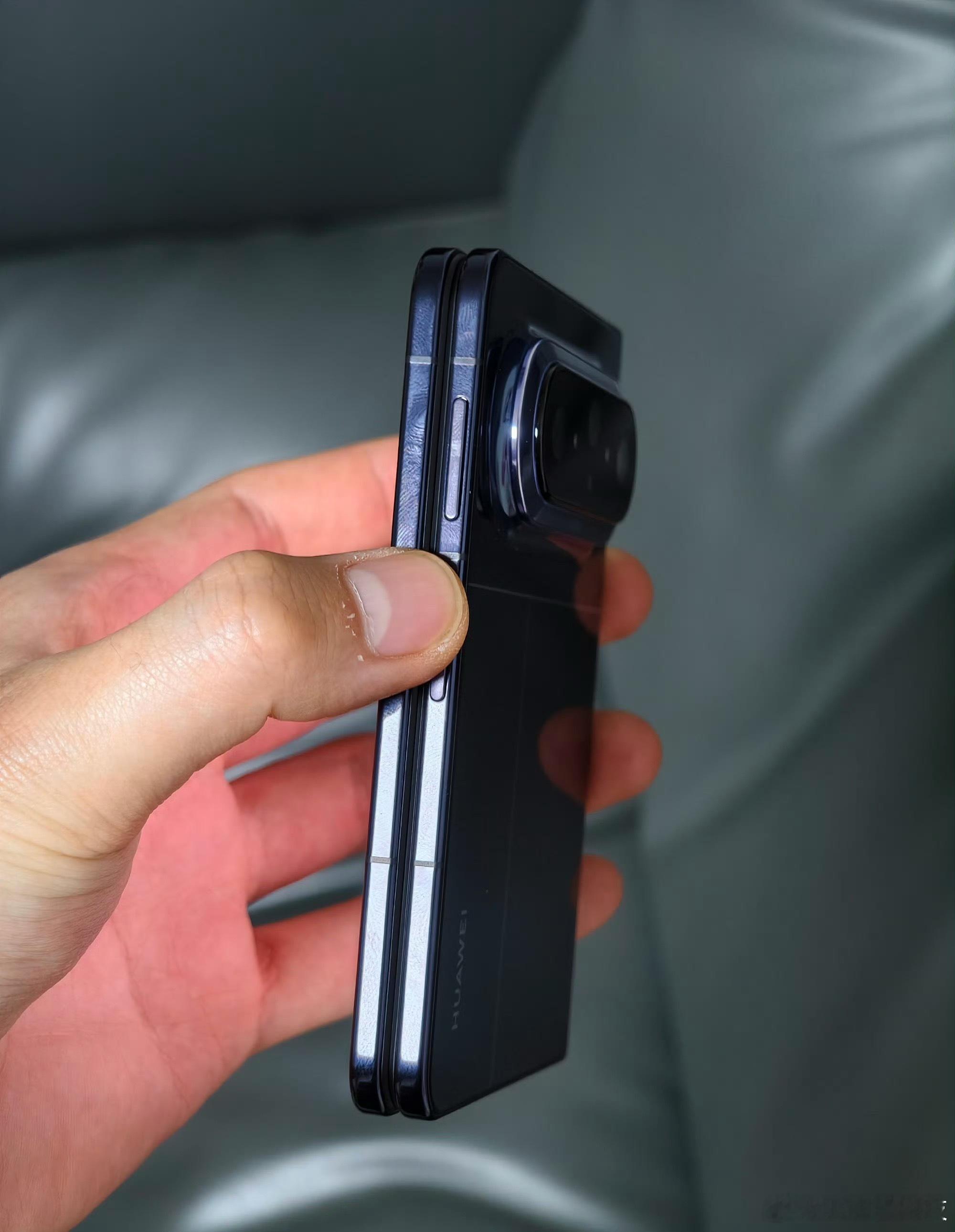 最近华为PuraXMax卖得是真的火，看消息销量已经破25万了，最近上手试了