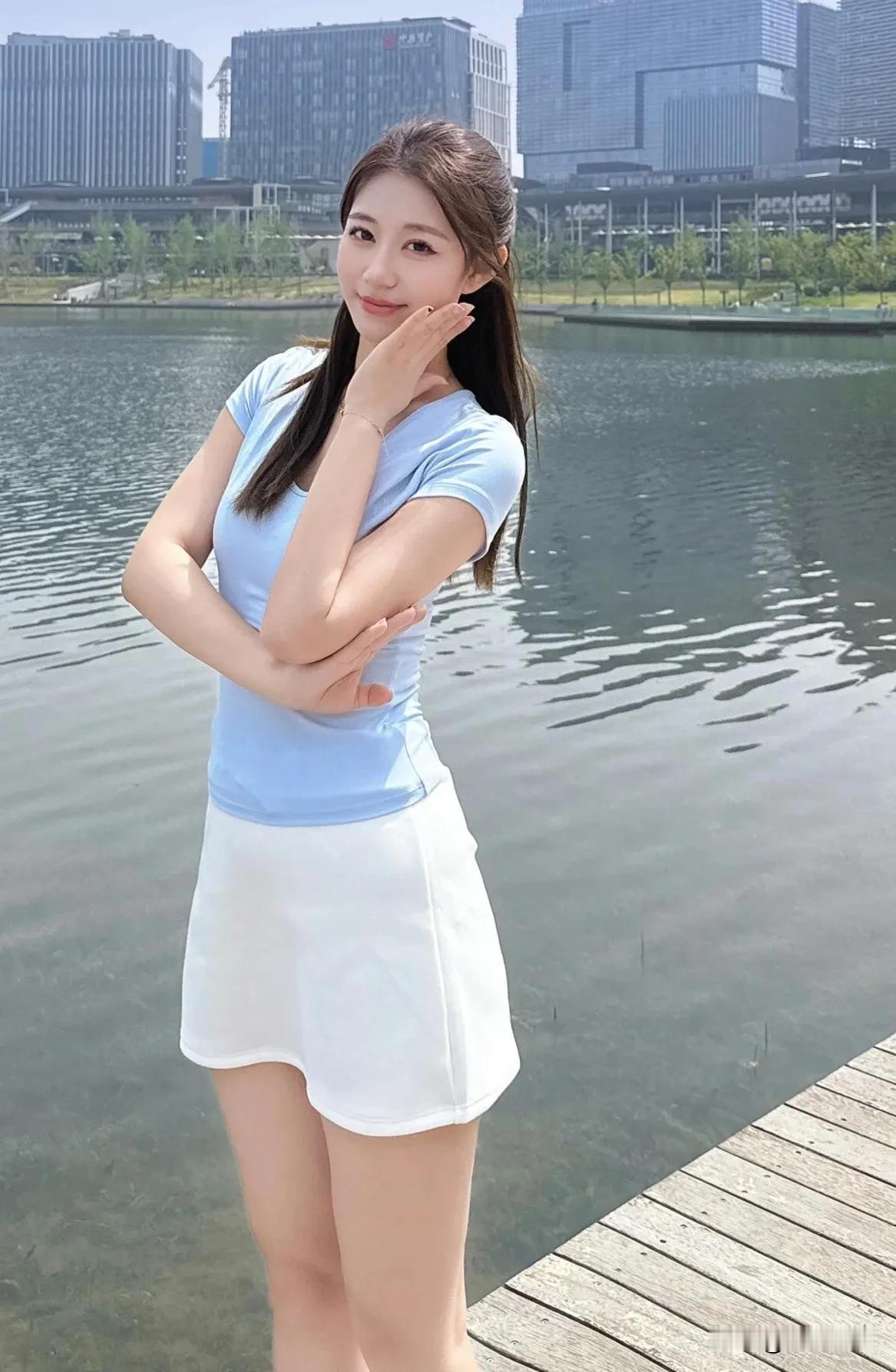 清爽淡蓝色搭配白色短裙🥰爱了爱了🥰