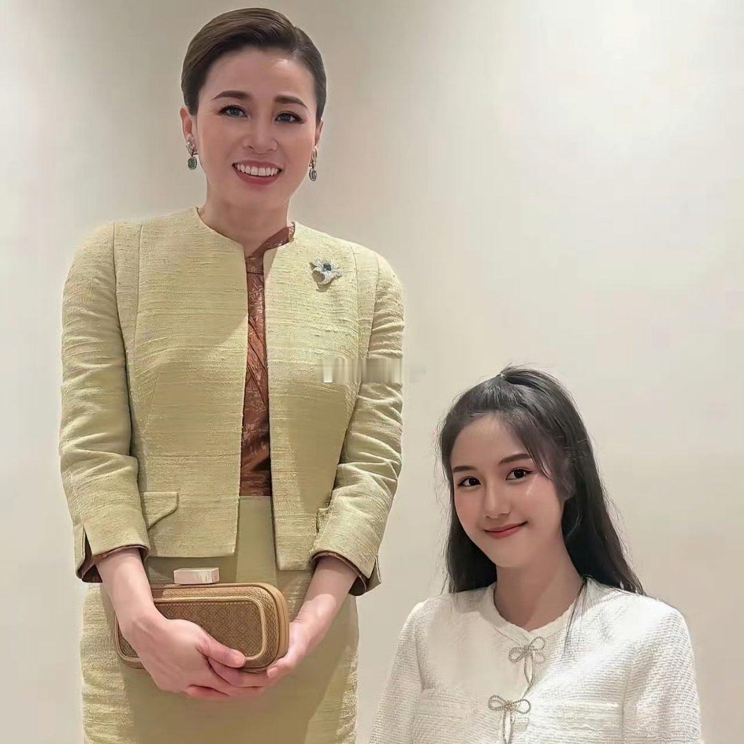 泰国王后苏提达昨日亲切接见“泰国小姐”Kwan。​​​
