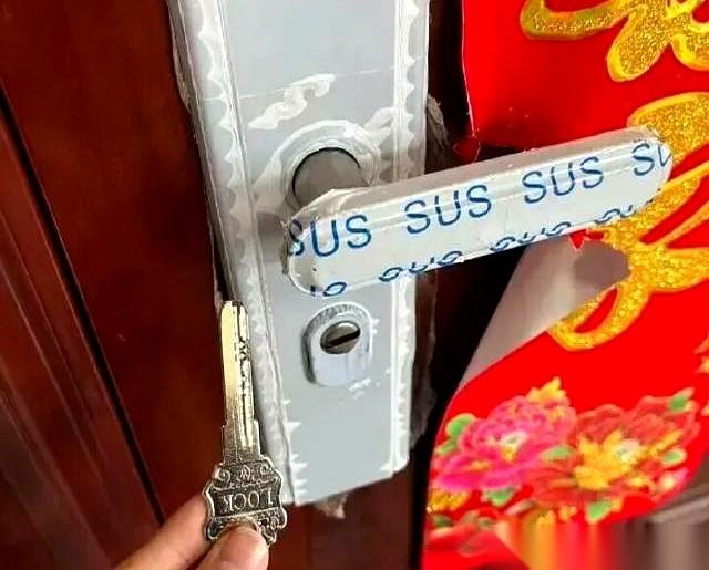 27块的开锁，最后变成了4170块。离谱吗？更离谱的在后头。完事儿了，师傅还