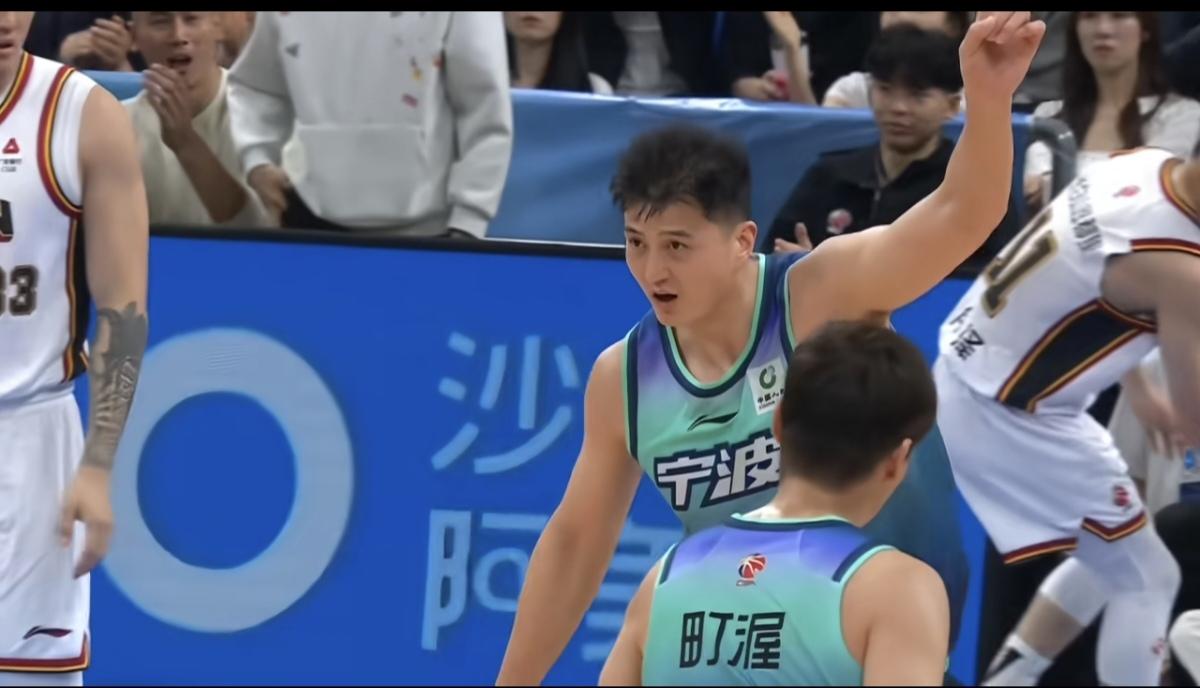 原来这老将俞长栋今年才34岁呀！怪不得还能像少年一样，飞身补扣法尔投丢的球。刘晓