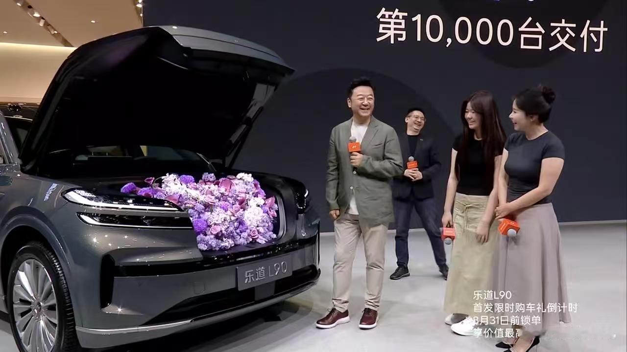 刚才去乐道展台，想看看7座版乐道L90，等了半天都没机会坐进去[捂脸哭]看车的客户