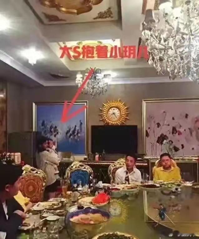 多年前汪小菲大S聚餐，别人吃饭大S抱着小玥儿在哄，她的确是个称职的妈妈！​​​