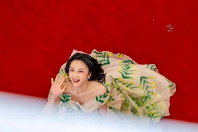 我丢，汤唯抬头照居然拍成这样，这是有多自信才敢这样拍！