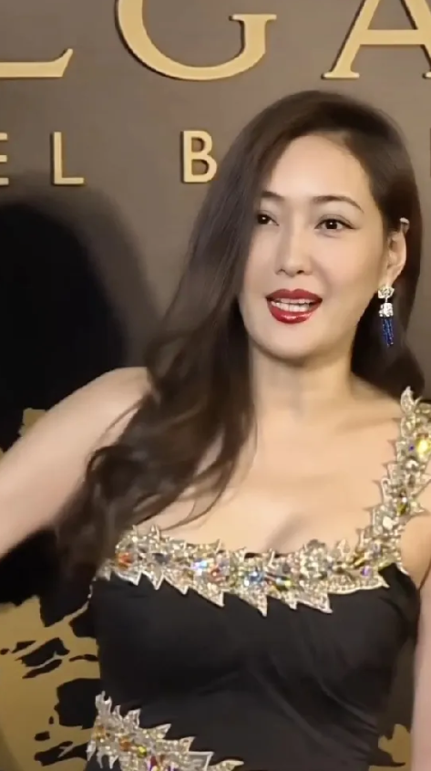 孟广美越来越漂亮，又越来越迷人，熟知孟广美，始于张学友的《纽约的司机驾着北京的梦