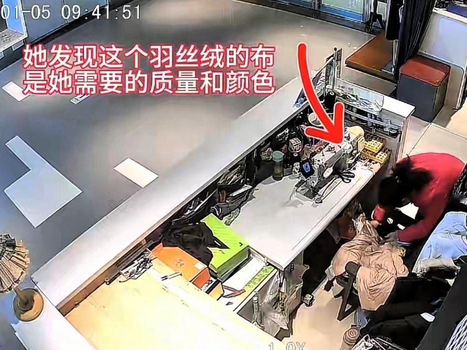 太缺德了！近日河南有个五十多岁的大妈，发现家里一件黑色衣服被老鼠咬了个洞，于是就