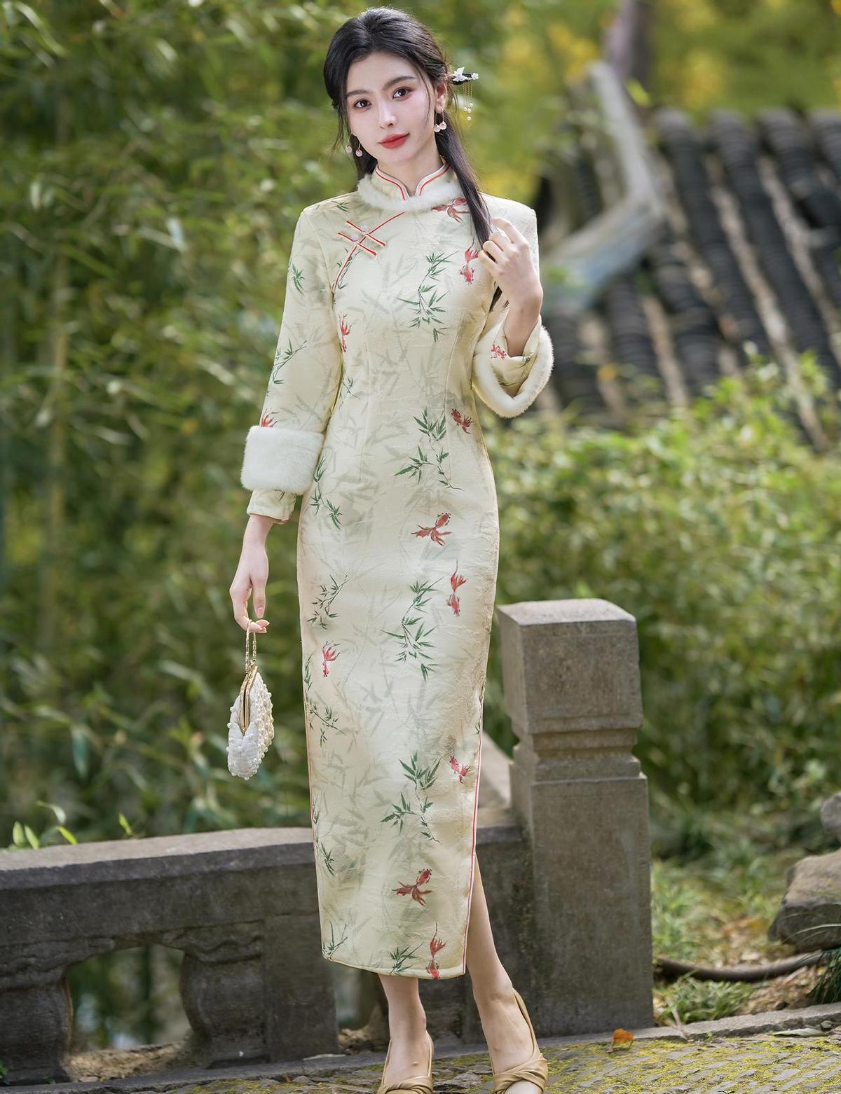 那件压箱底的旗袍，现在能洗了。25岁的姑娘穿着它挤地铁、敲代码、开周会，袖口藏