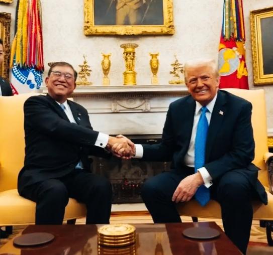 日本三位不同时期的首相，特朗普更喜欢和哪一位握手呢？不一样的握手姿势，不一样的