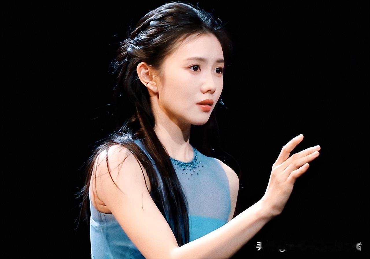 那夜看春晚《梦底》，刘浩存起舞时，我突然懂了什么叫灵魂的对话。海来阿木的嗓音