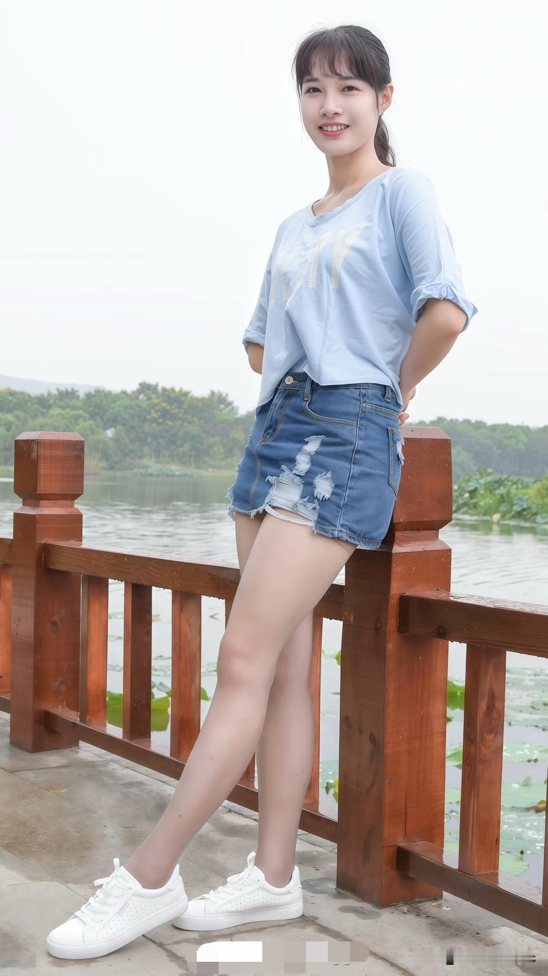 清新夏日穿搭，浅蓝色T恤+牛仔短裤，简约又时尚！牛仔短裤穿搭米色短裤搭配棕色