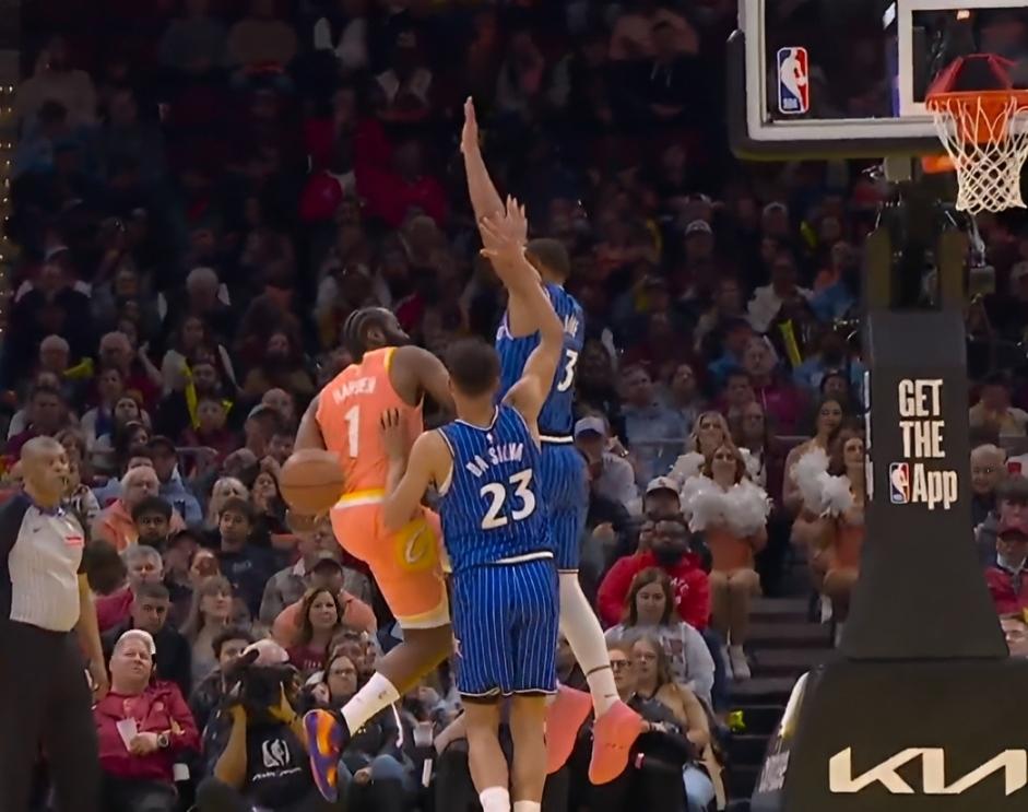 谈到哈登神鬼莫测的助攻，骑士前锋斯特鲁斯笑着说：“我第一反应是，最好把这个球投进