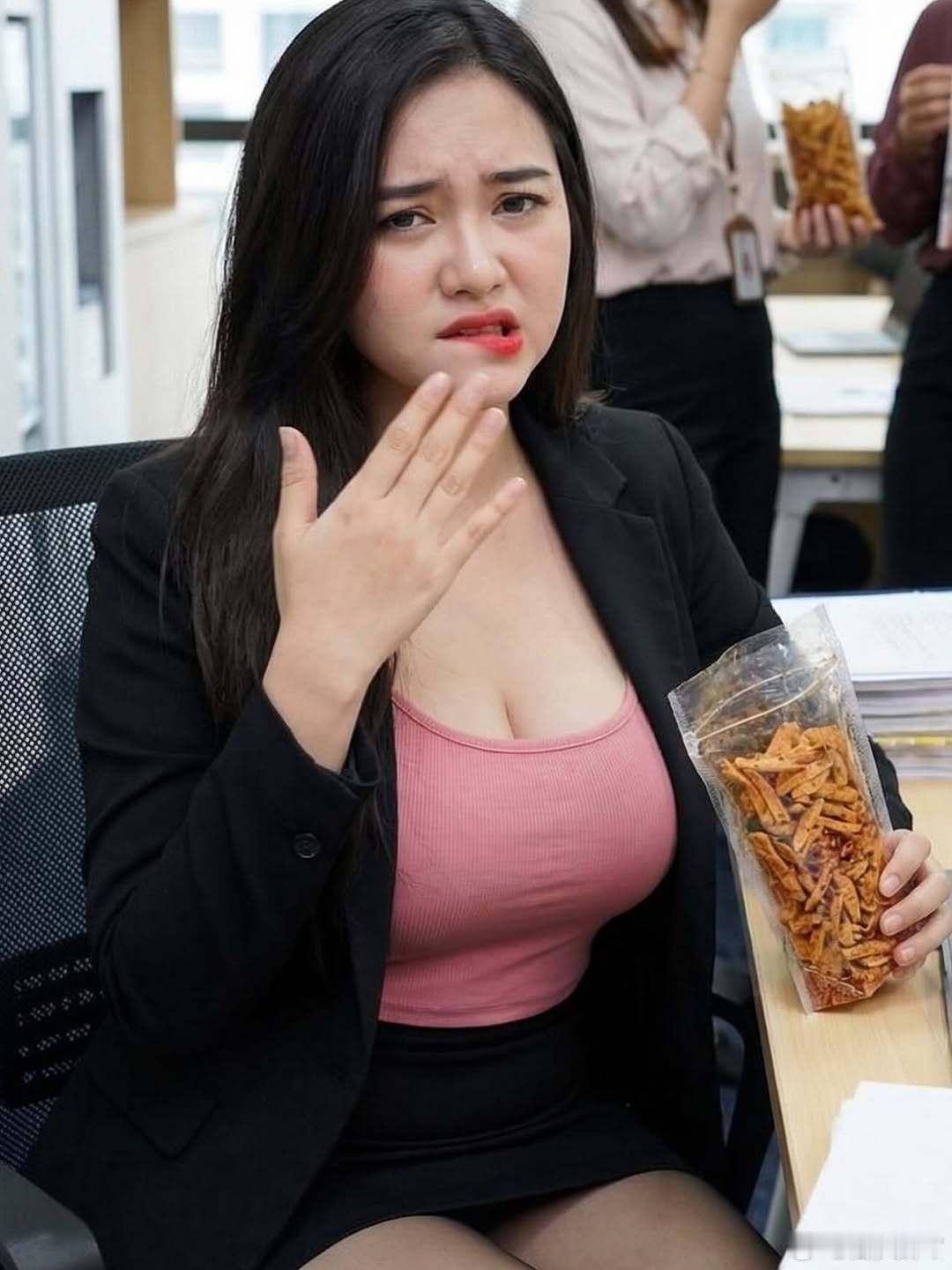全部门的快乐来源，每次路过她工位都忍不住多看两眼。