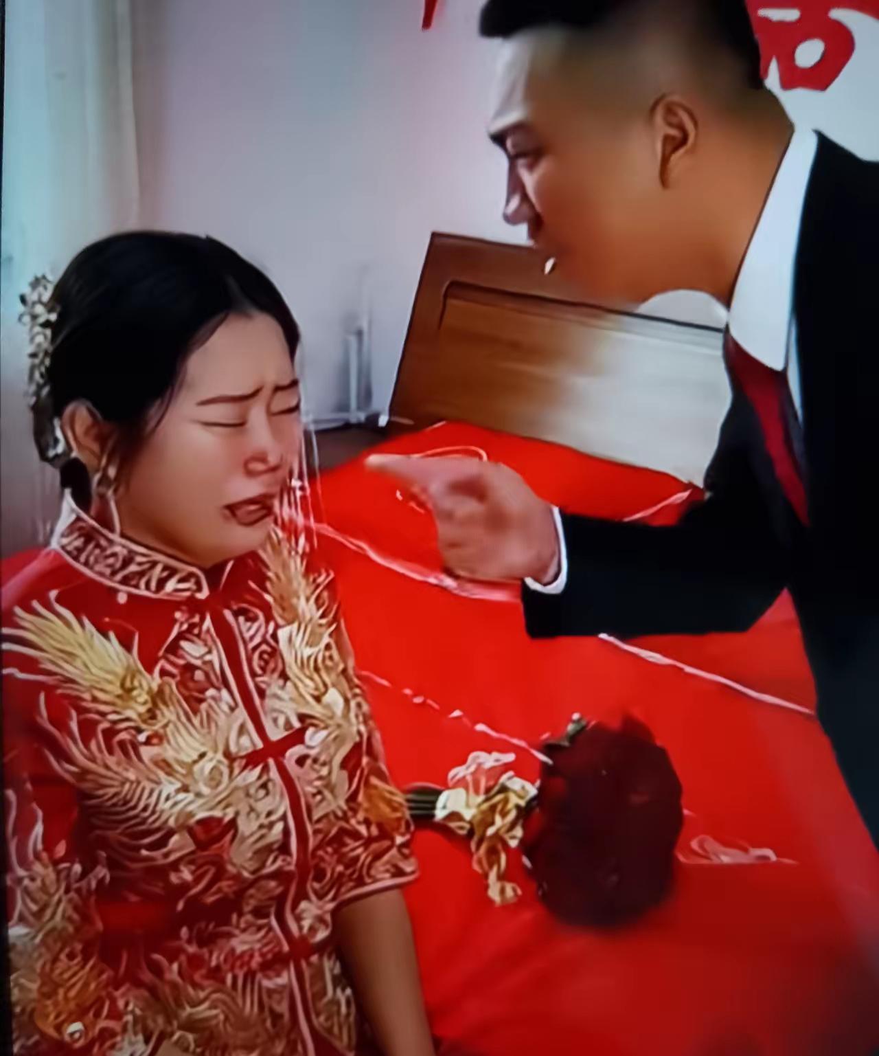 婚礼结束,新郎迫不及待地问新娘,彩礼带回多少?新娘泣不成声地说:一分没带。因为