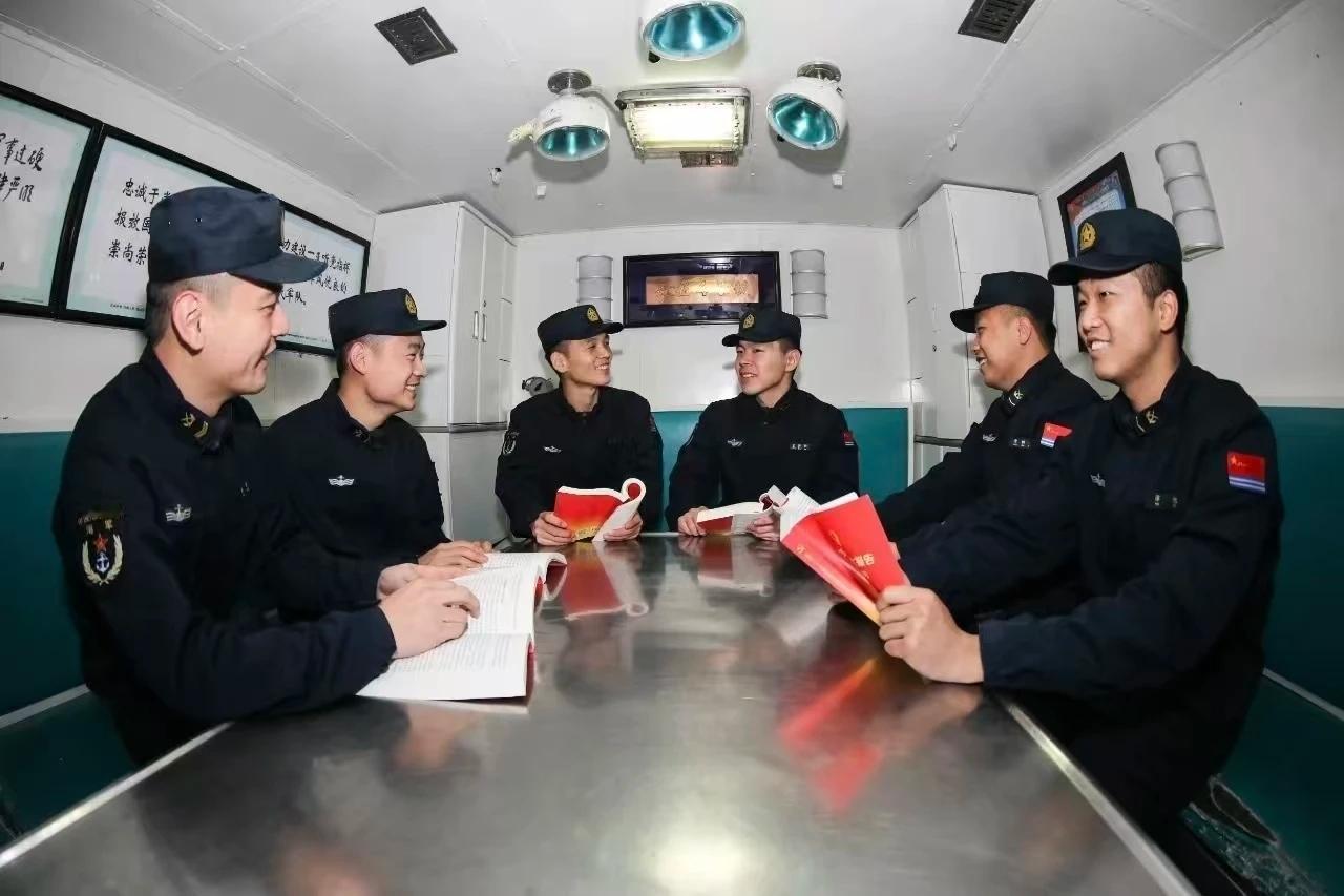 这是091型核潜艇狭窄的内部空间。会议室只能容纳几名官兵紧巴巴地挨坐在一起。就