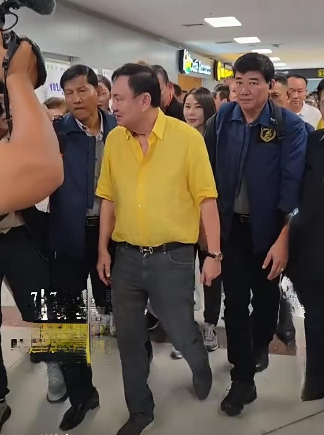 他信穿着支持皇家的黄衫看望慰问民众，否认因为他和洪森个人的恩怨而挑起冲突。他