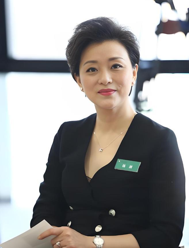 杨澜采访星云大师的时候，提出了一个尖锐的问题：“以前都说佛渡有缘人，现在变成了佛