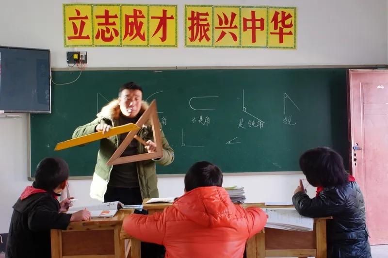 中心校真是一个好地方！中心校的领导近得楼台先得月，各级各类荣誉证书拿到手软。
