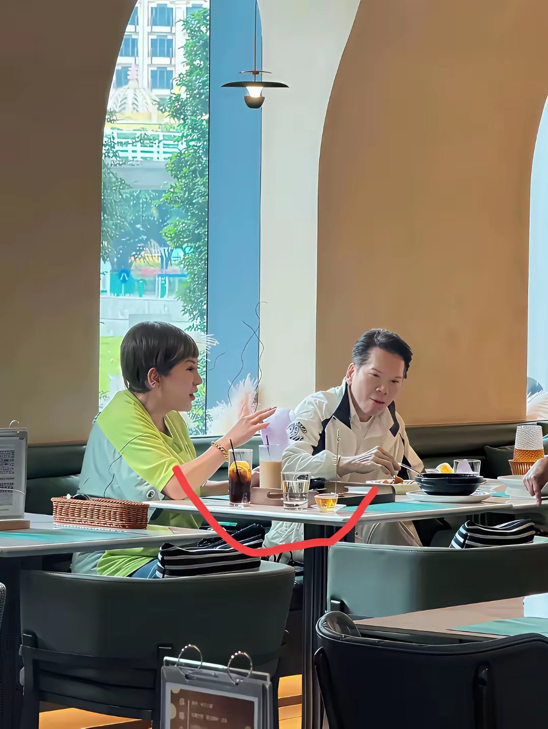 他们吃饭都要那么多杯饮料的吗​​​