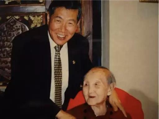 李昌钰走了，可他妈妈的故事，比他还牛。一个没有丈夫的妇女，养大了13个孩子，